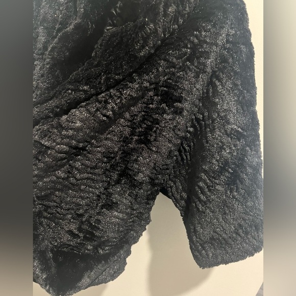 Black Faux Fur Shawl Jacket w/ half sleeve. - Picture 5 of 7